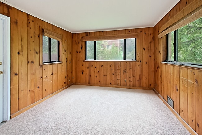 Building Photo - Blocks to Crystal City Metro and just minutes to Washington, D.C. via the 14th Street Bridge