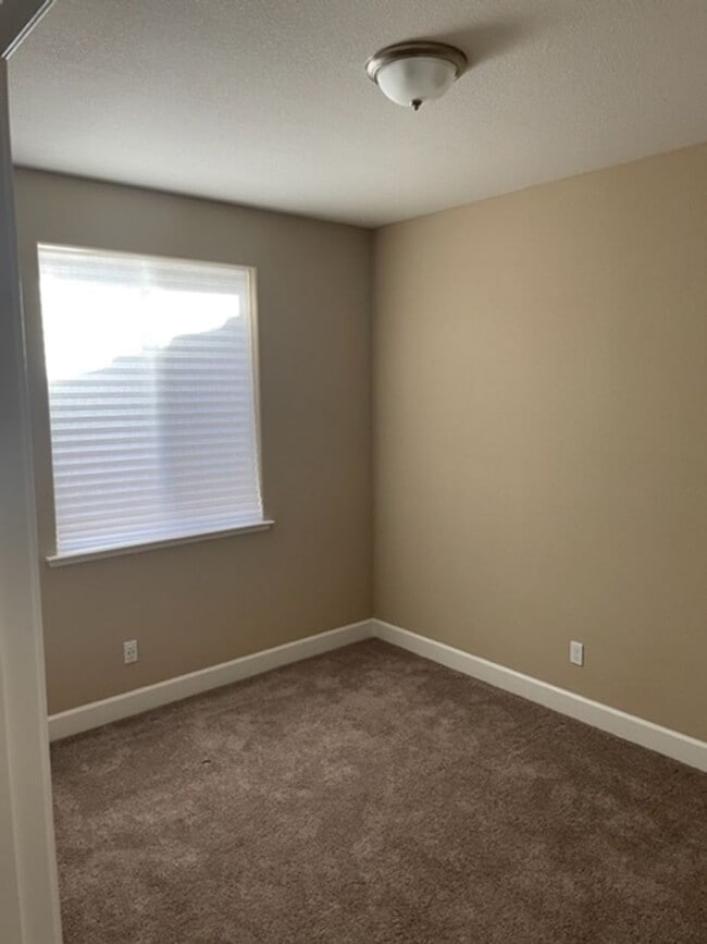 Building Photo - Beautiful spacious home