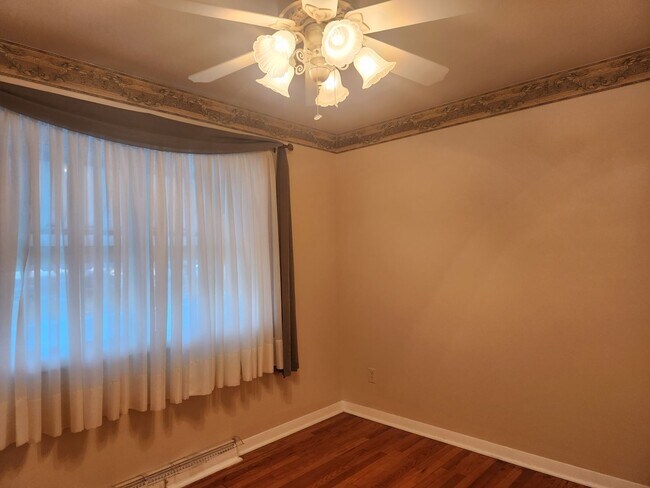 Building Photo - Very Nice- furnished 3-BR