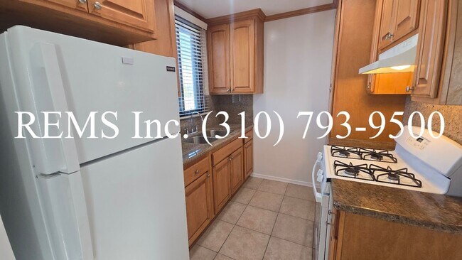 Building Photo - Refurbished Upstairs Apartment with Garage parking