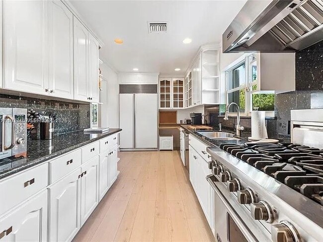 Building Photo - 5371 N Bay Rd