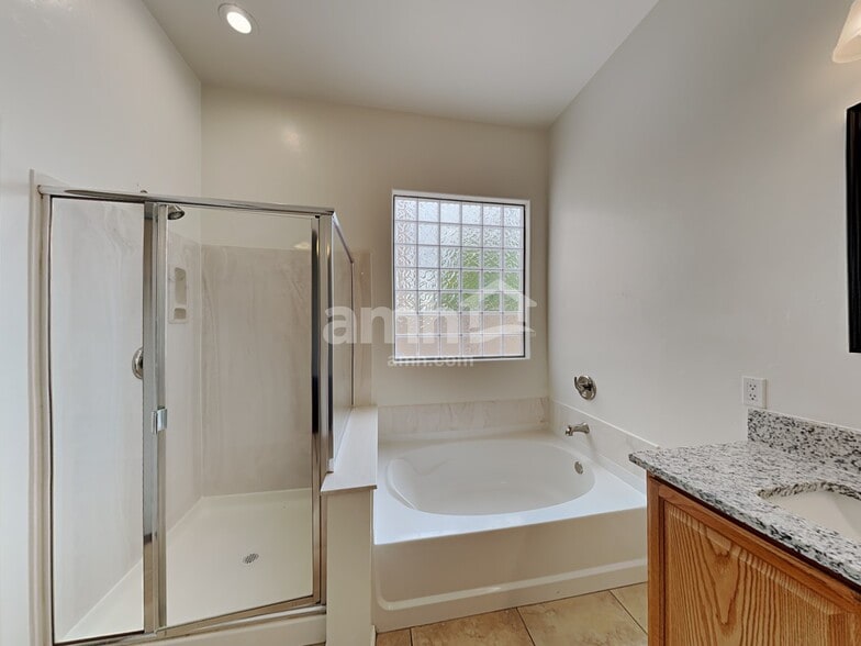 Building Photo - 12924 N Carlsbad Pl