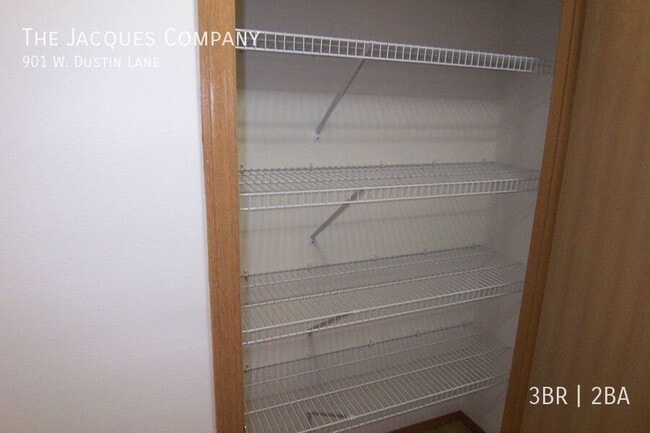 Building Photo - 901 W Dustin Ln