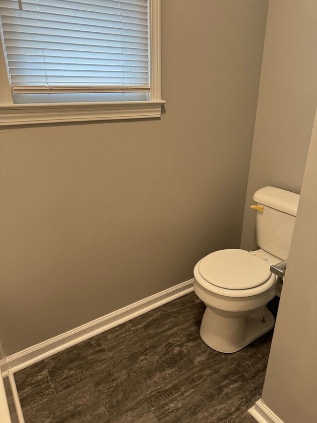 Building Photo - Minutes from Post, shopping, and local parks. 3 bed/2 bth, 1200 sq.ft, fenced backyard!