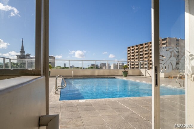 Building Photo - 2 Bd/2 Ba/1 Parking Condo in Banyan Tree Plaza, Honolulu