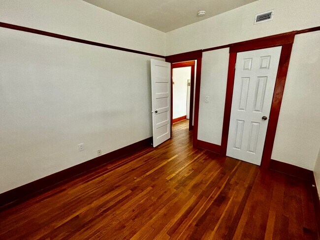 Building Photo - Large 1 bedroom 1 bath located in Golden Hill