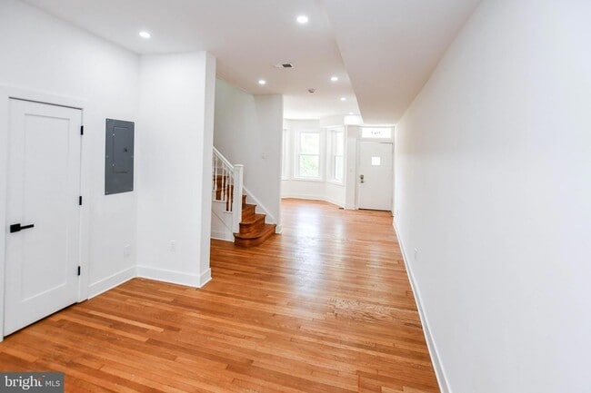 Building Photo - 104 R St NE