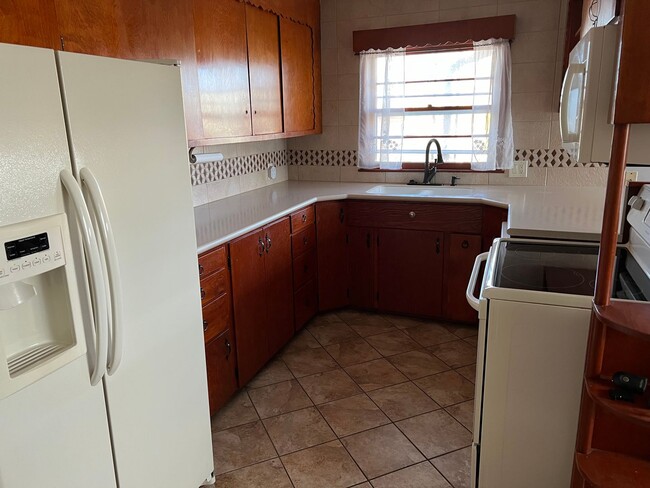 Building Photo - 4 BEDROOM 2 BATHROOM SINGLE FAMILY HOME
