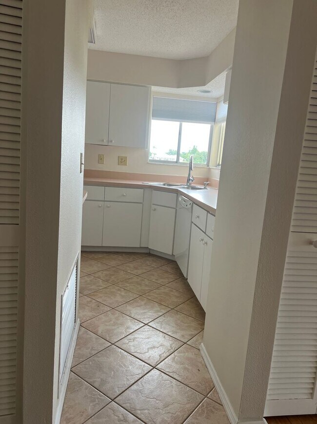 Building Photo - 3018 Sail Pointe Cir