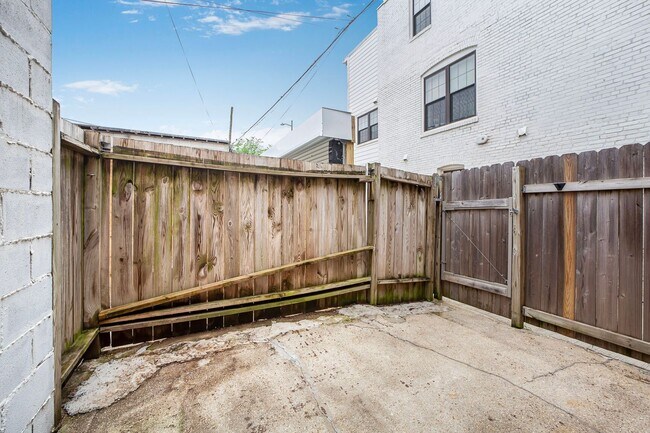 Building Photo - Available Now! 2 Bed / 1 Bath Rowhouse in ...