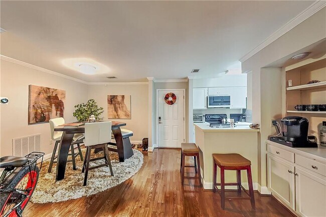 Building Photo - 3104 Pine Heights Dr NE