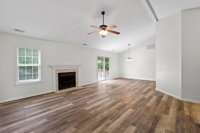 Building Photo - Ranch home with Fenced yard