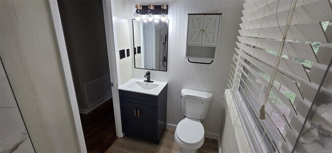 Building Photo - 245 Forest Hills Dr