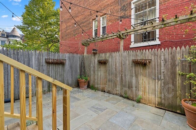 Building Photo - 1745 1st St NW