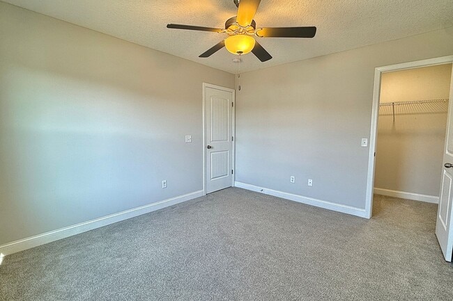 Building Photo - AVAILABLE EARLY DECEMBER (Small Pets Only)