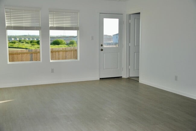 Building Photo - 764 Horsetail Ln