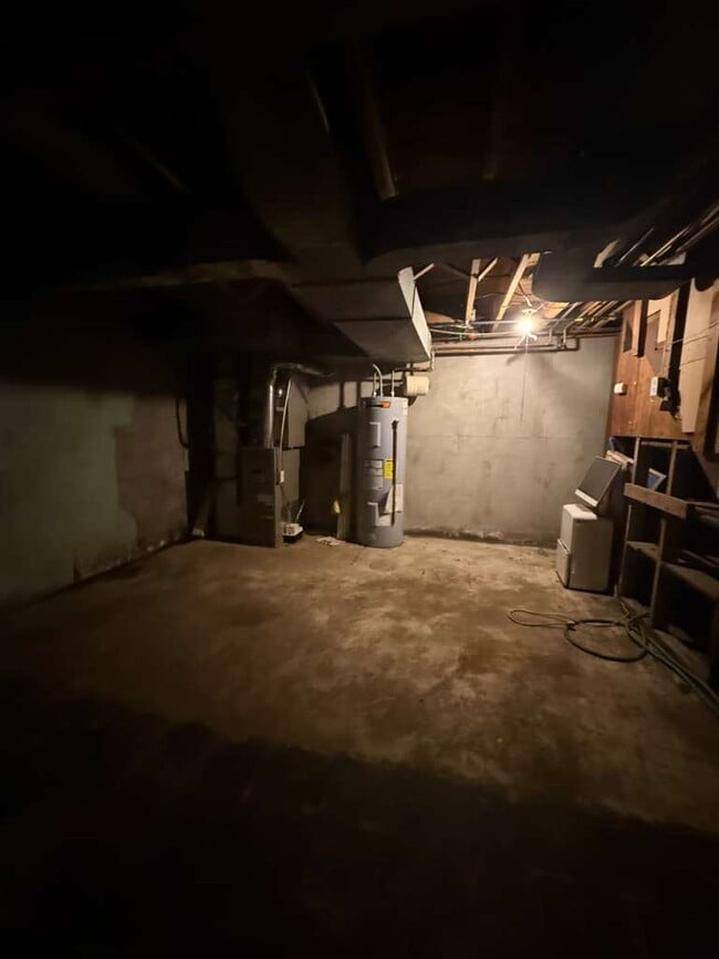 Building Photo - "Cozy 2-Bedroom, 1 bath Retreat with Fireplace Charm!"  One car garage, section 8 ok.