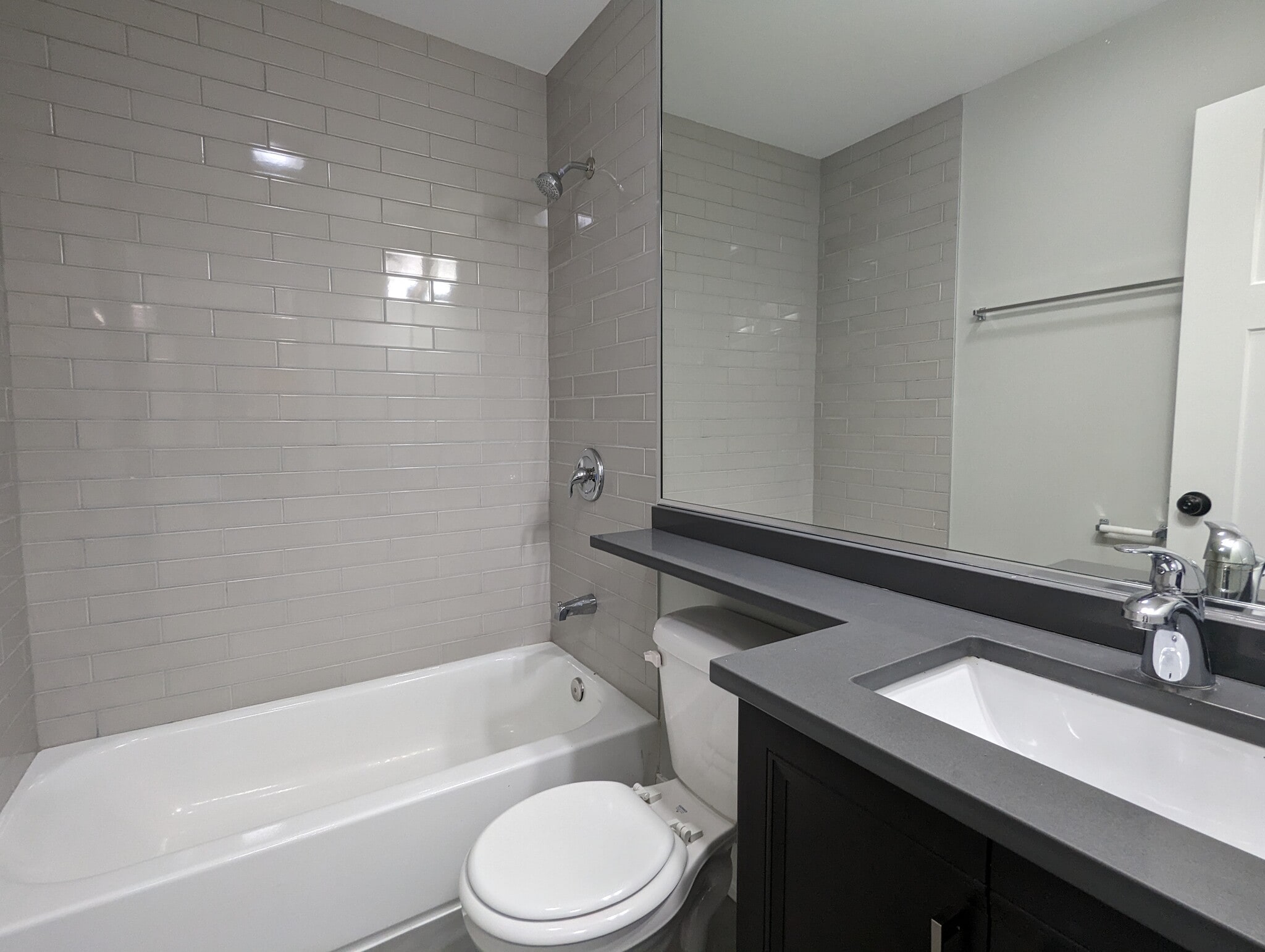 Building Photo - 542 W Surf St