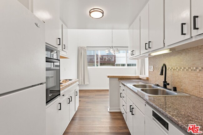 Building Photo - 6000 Canterbury Dr