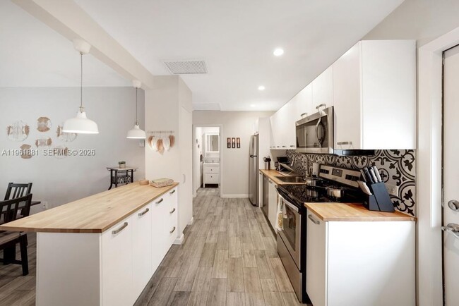 Building Photo - 970 SW 9th St