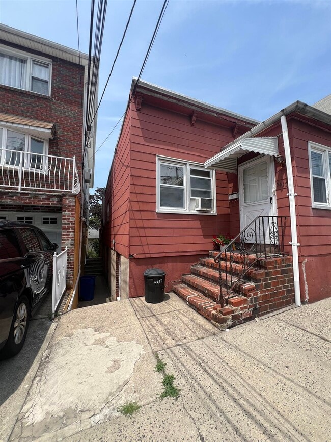 Building Photo - 6417 Grand Ave