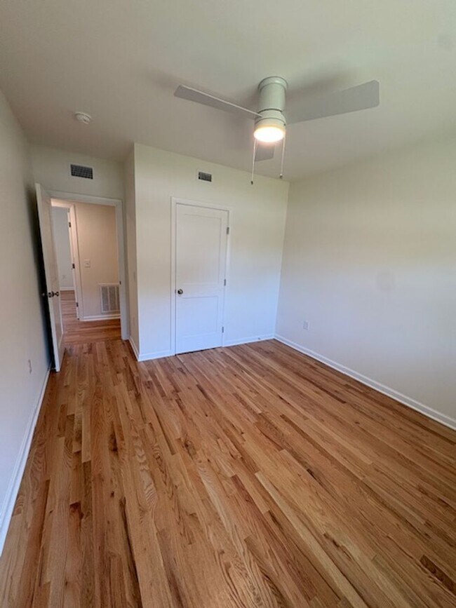 Building Photo - Newly Renovated Three Bedrooms Condo in South Windermere