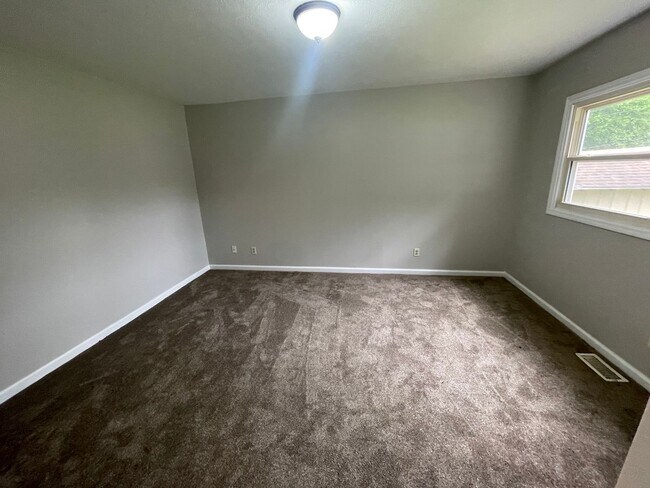 Building Photo - 912 W Pike-BIRDIES&amp;BOGEYS