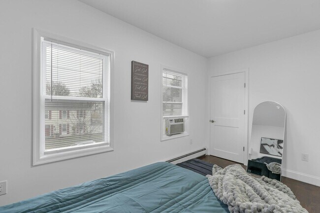 Building Photo - 196 2nd St