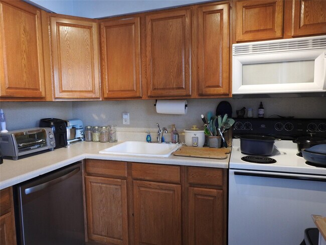 Building Photo - 1600 NE 3rd Ave