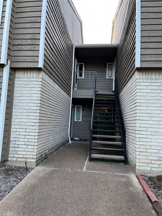Building Photo - 4444 Victory Dr