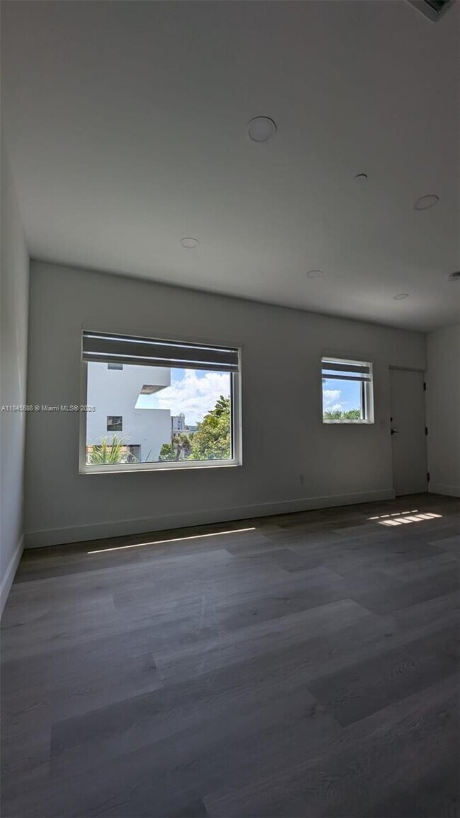 Building Photo - 816 84th St