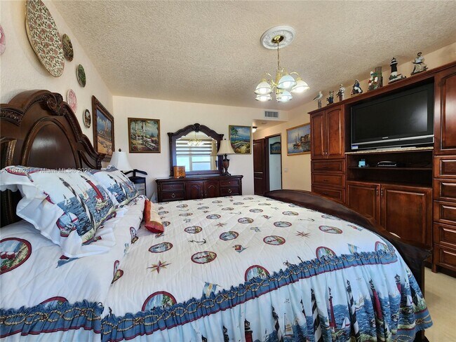 Building Photo - 3505 S Ocean Dr