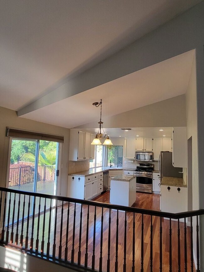 Building Photo - "Coveted Comfort: Spacious 4-Bed, 3-Bath H...