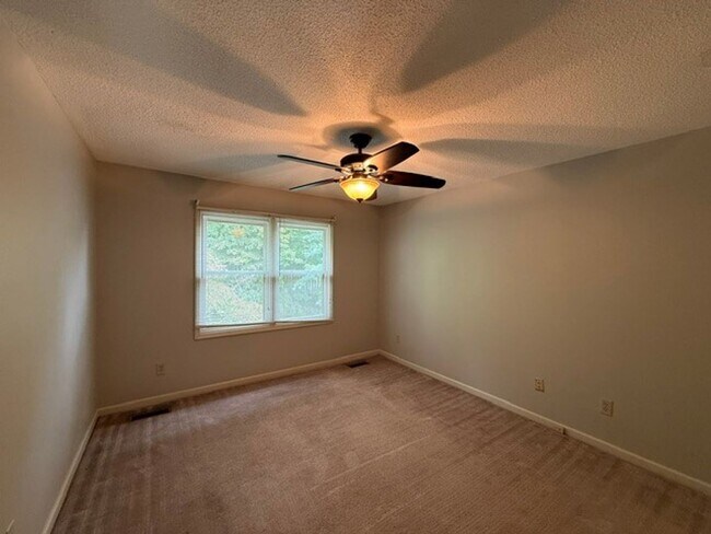 Building Photo - 720 Landing Ln