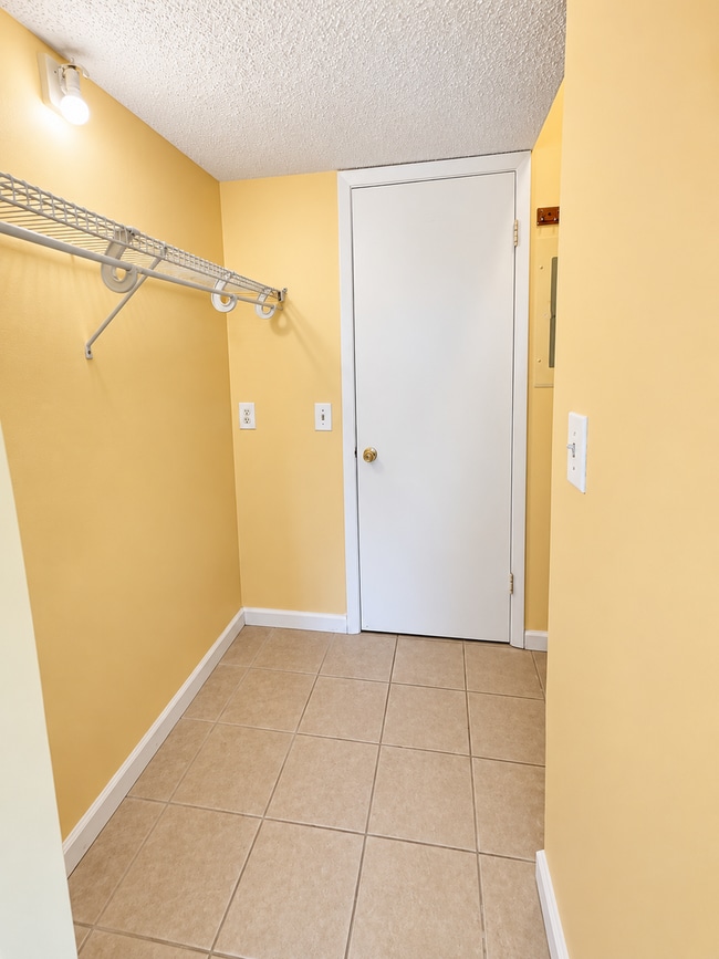 Building Photo - 313 Dirksen Dr