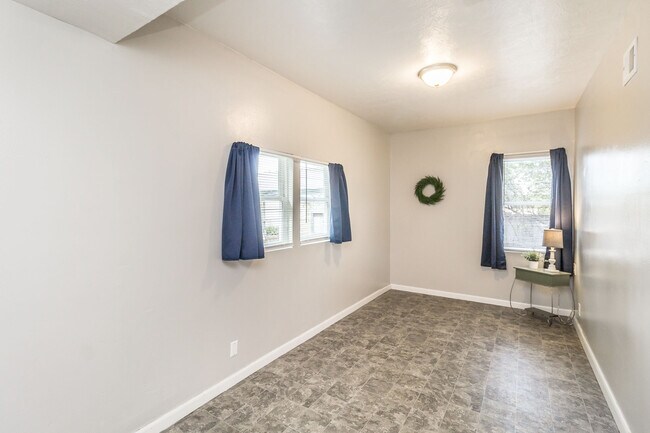 Building Photo - 1324 W Sioux St