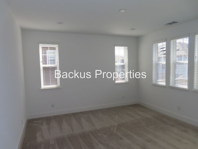 Building Photo - Newer home in Dunes Community