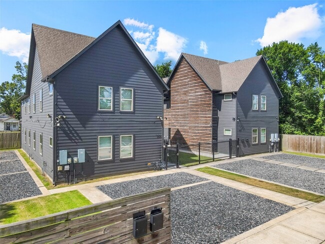 Building Photo - 3424 Tuam St