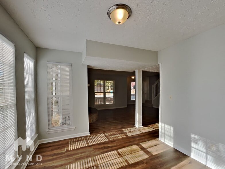 Building Photo - 3050 Brook Hollow Dr