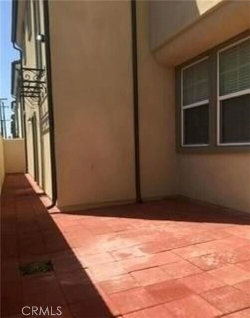 Building Photo - 808 S Gladys Ave