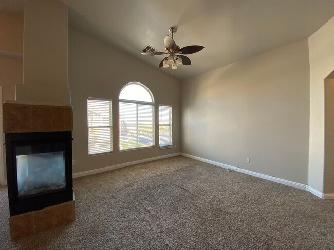 Building Photo - AMAZING 2 STORY TOWNHOME LOCATED IN A GATED COMMUNITY!