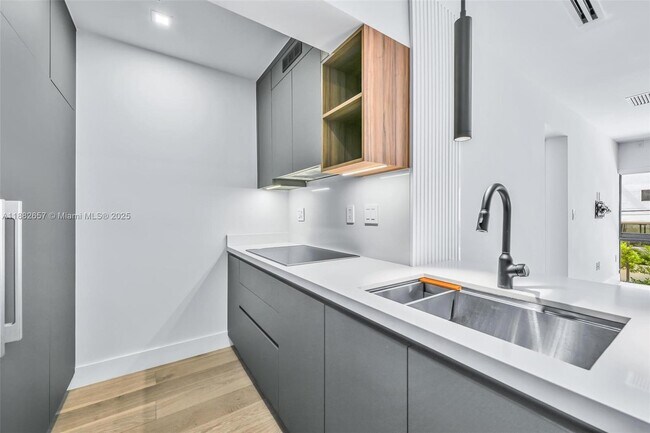 Building Photo - 204 Sunrise Dr