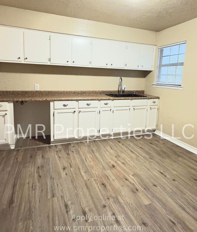 Building Photo - 3 Bedrooms / 1 Bathroom House