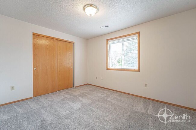 Building Photo - 10404 NE 65th Ave