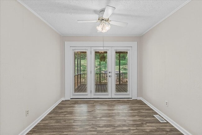 Building Photo - 4 bedroom, 2 bath home with den and garage...