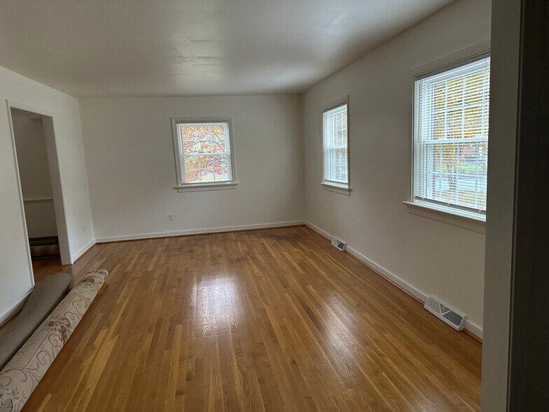 Building Photo - 9201 Woodlake Dr