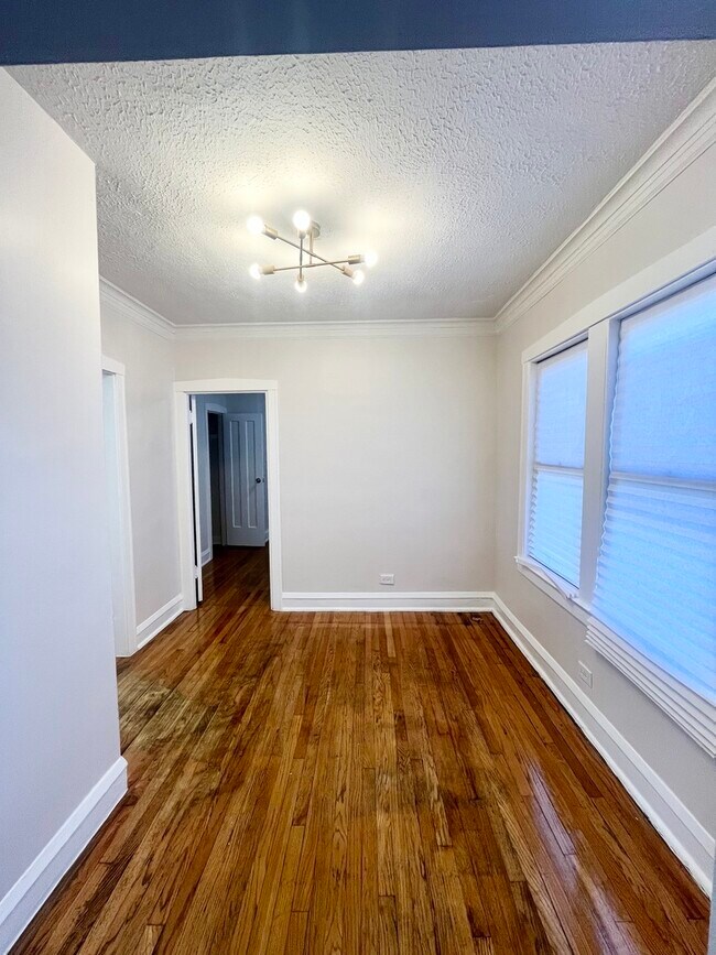 Building Photo - 1327 N Lorel Ave