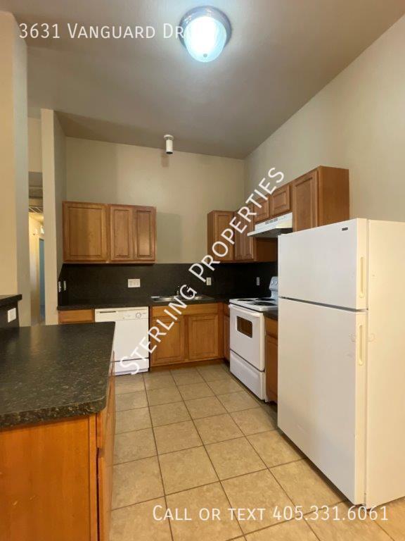 Building Photo - 3631 Vanguard Dr