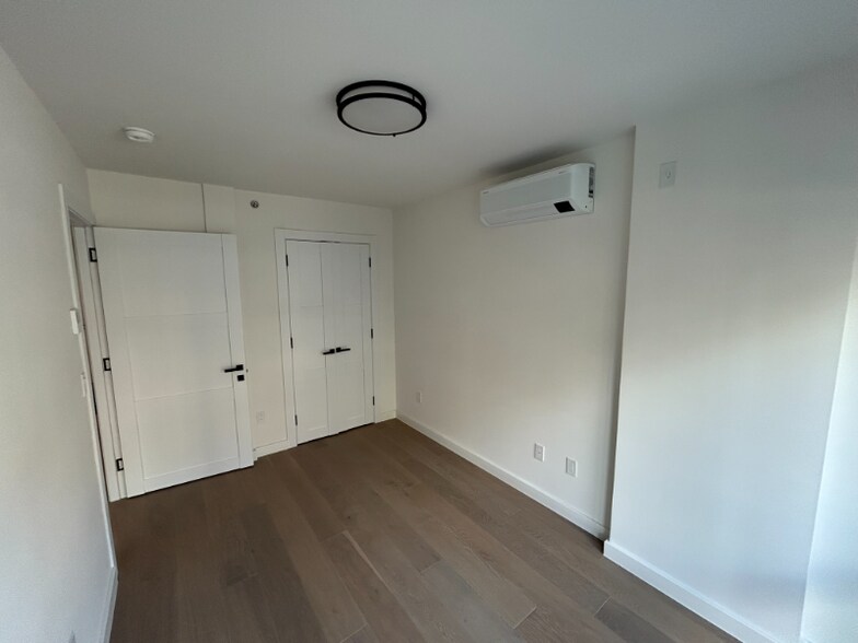 Building Photo - 428 E 9th St