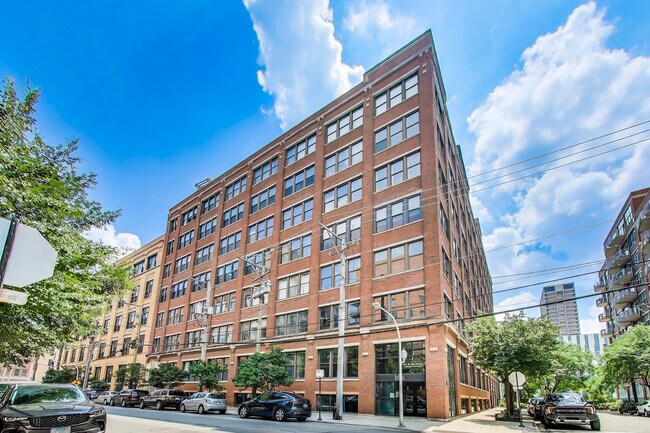 Primary Photo - 913 W Van Buren St
